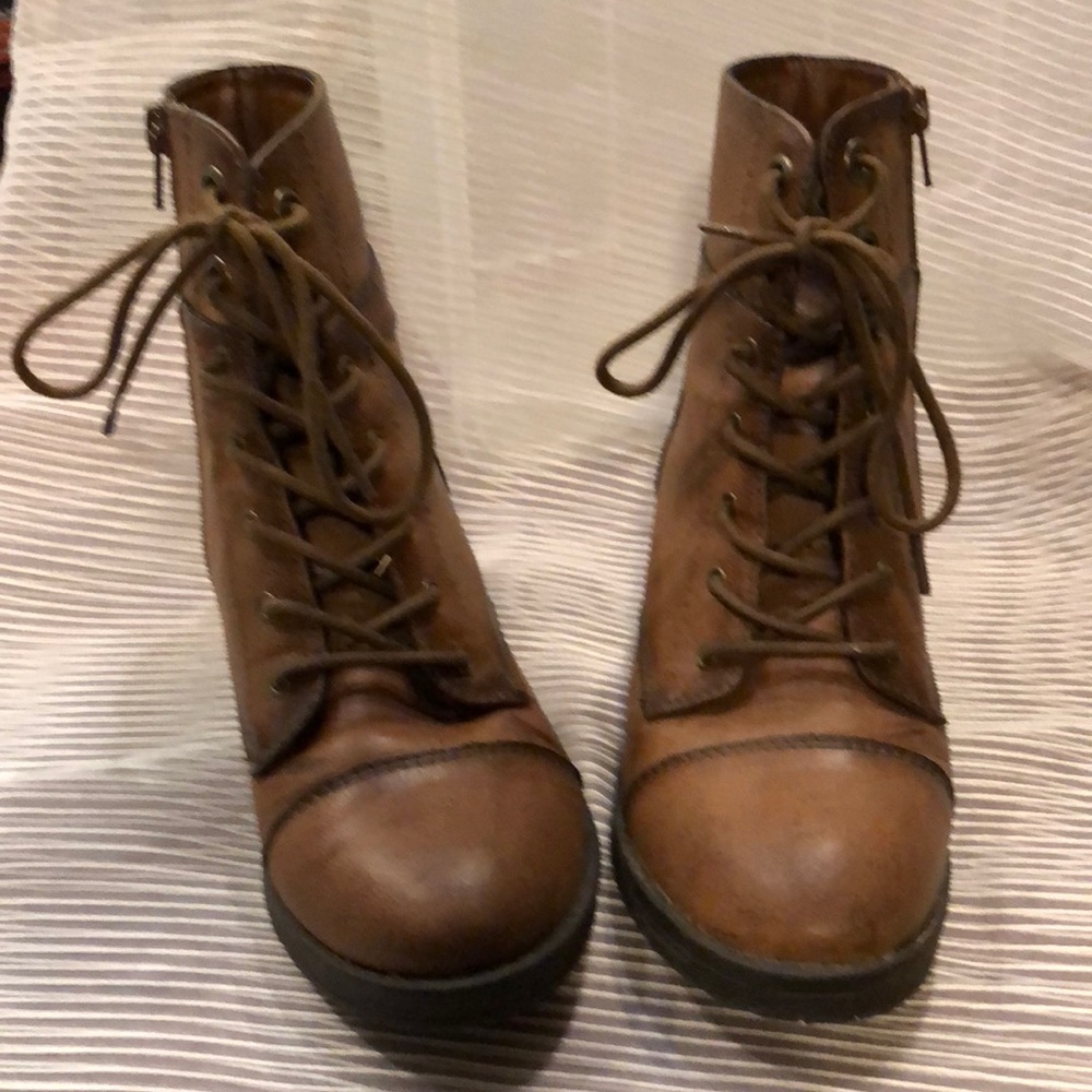Side zip low boots